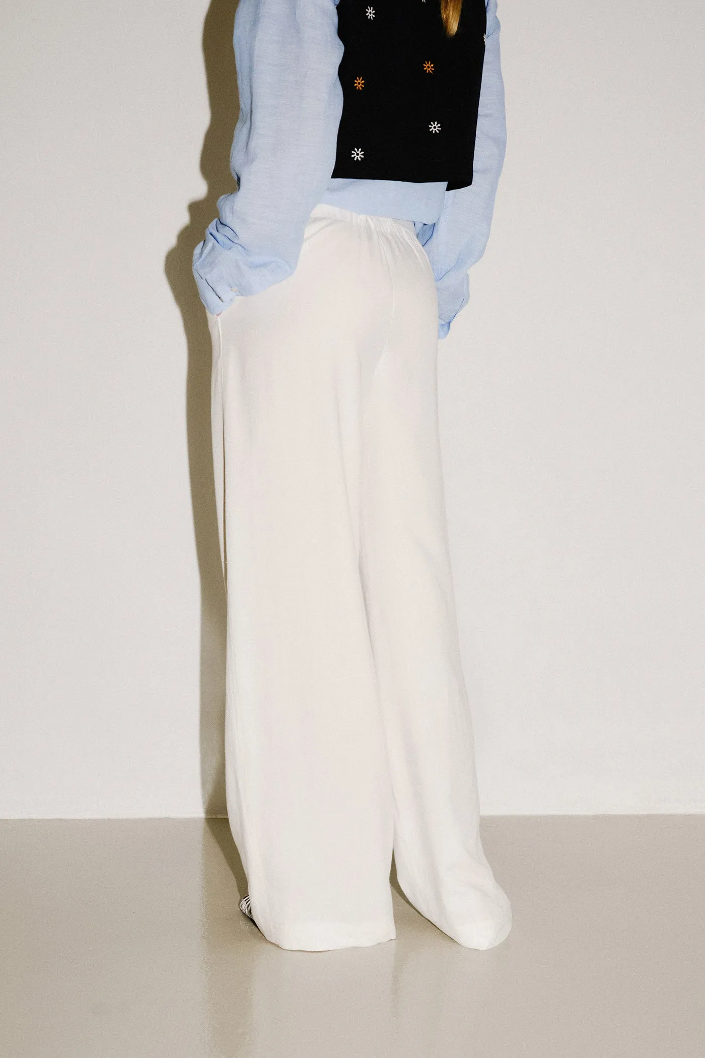 Belted loose-fit trousers