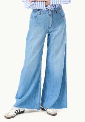 Jeans sfrangiato in denim leggero