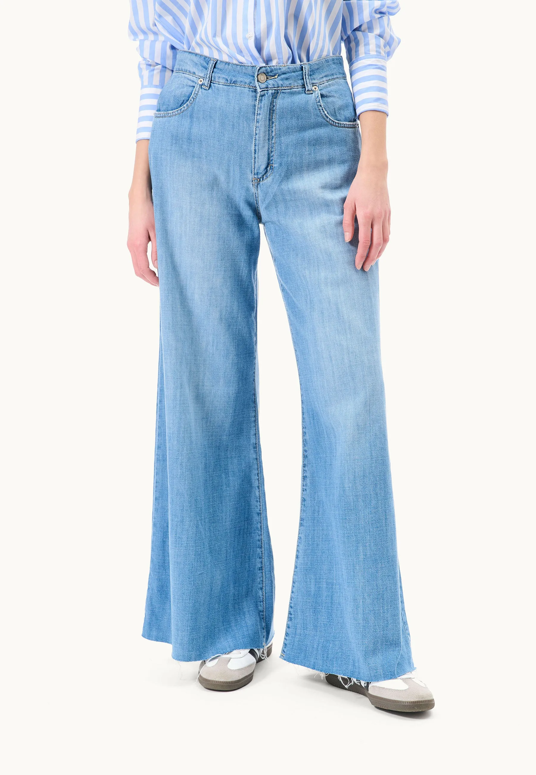 Jeans sfrangiato in denim leggero